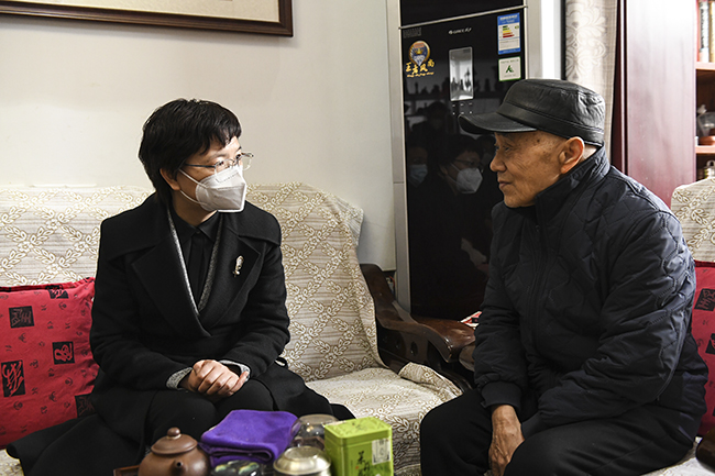 2 王丽娟与老干部任中央亲切交谈.jpg
