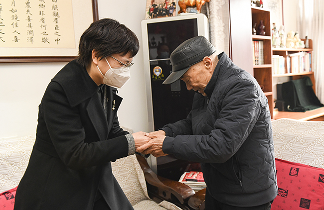 3 王丽娟为老干部任中央送上慰问金.jpg