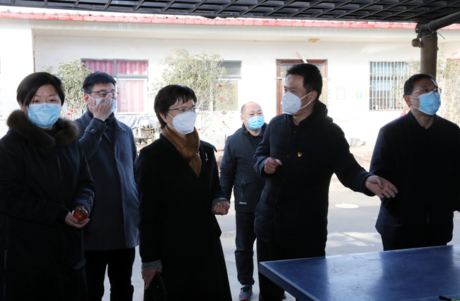 王丽娟一行听取驻村工作队发展壮大集体经济情况汇报.jpg