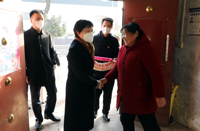王丽娟一行走村入户，为村民送上慰问品和新春祝福。.jpg