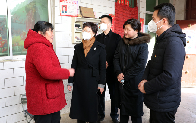 王丽娟同村民亲切交谈.jpg
