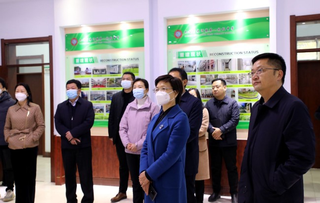 base365_365体育官方app_365体育怎么打不开了教育局党组书记、局长王丽娟一行在巩义市米河镇第一初级中学调研灾后重建工作.jpg